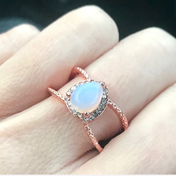 Last! NWT rose gold iridescent ring - Picture 2 of 4